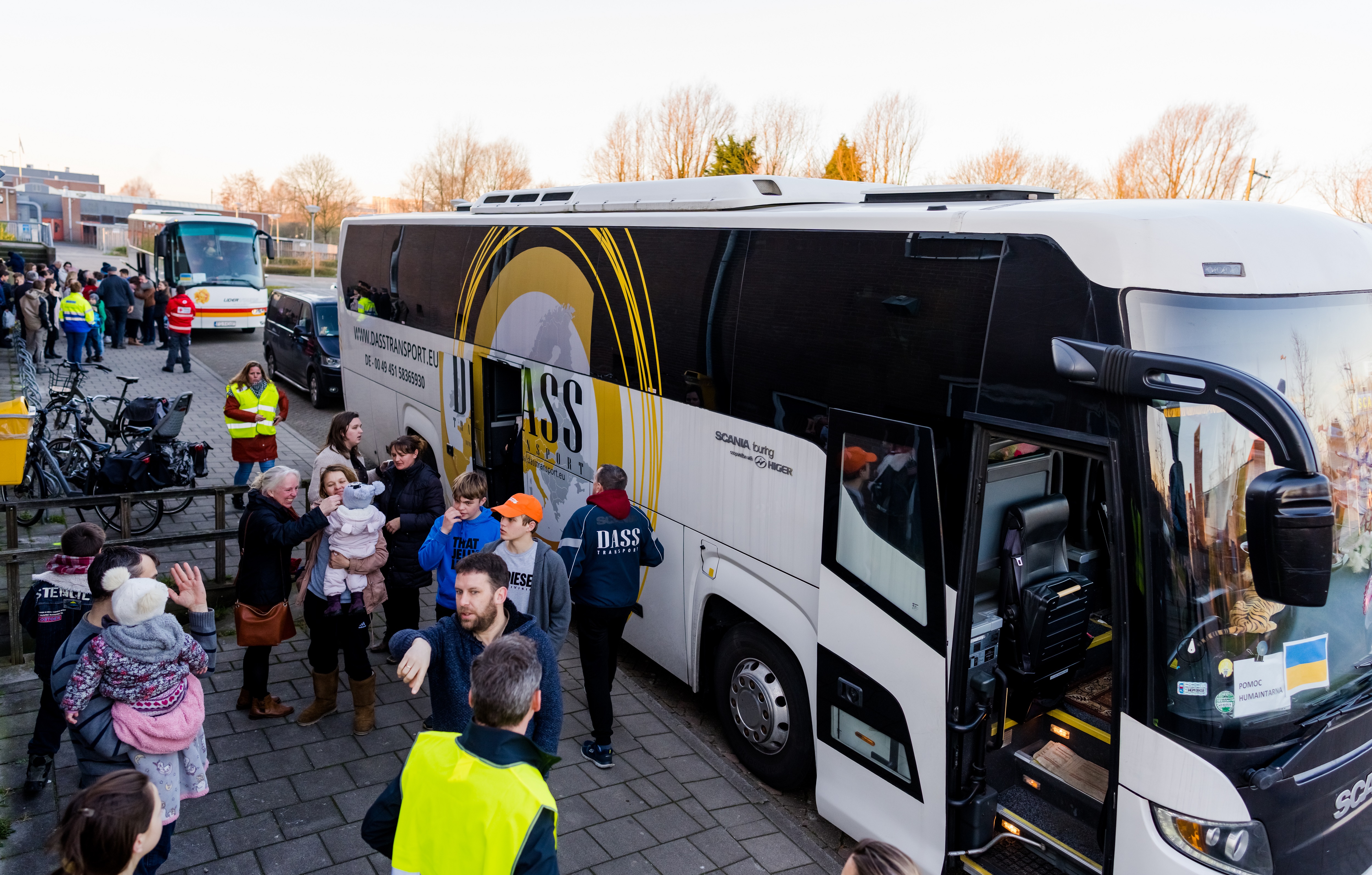 Mensen stappen uit een bus