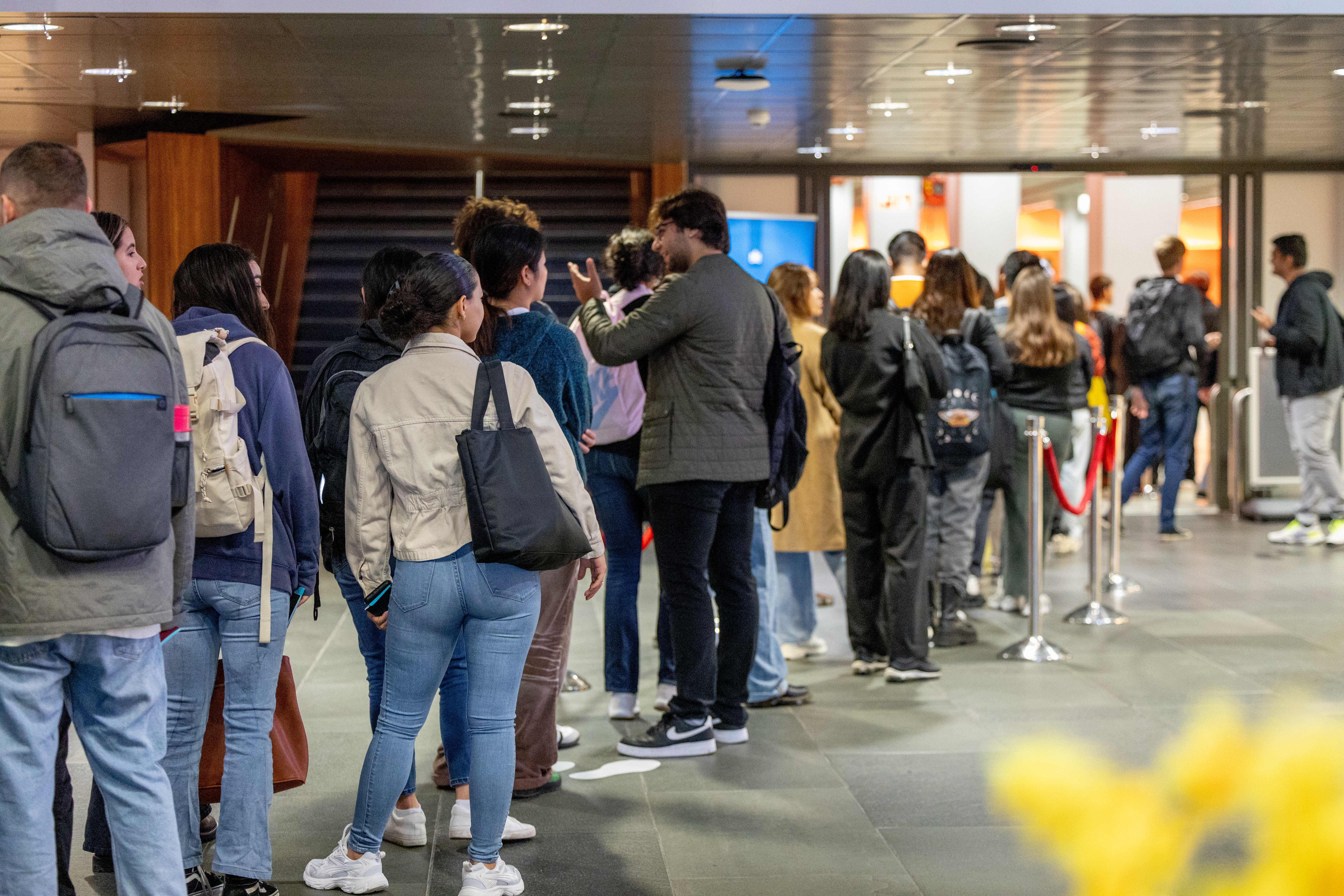 studenten in een wachtrij voor afhalen pasje