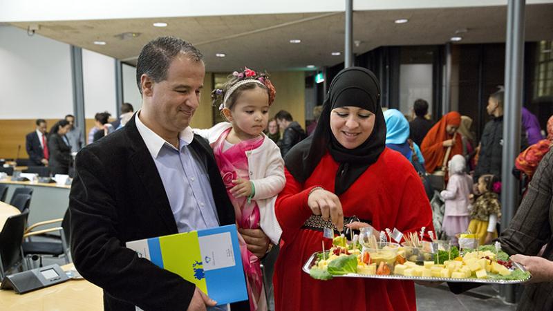 Mansour met vrouw en dochter in het oude Raadhuis van de gemeente Leidschendam