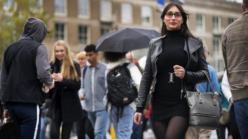 Een vrouw loopt op straat