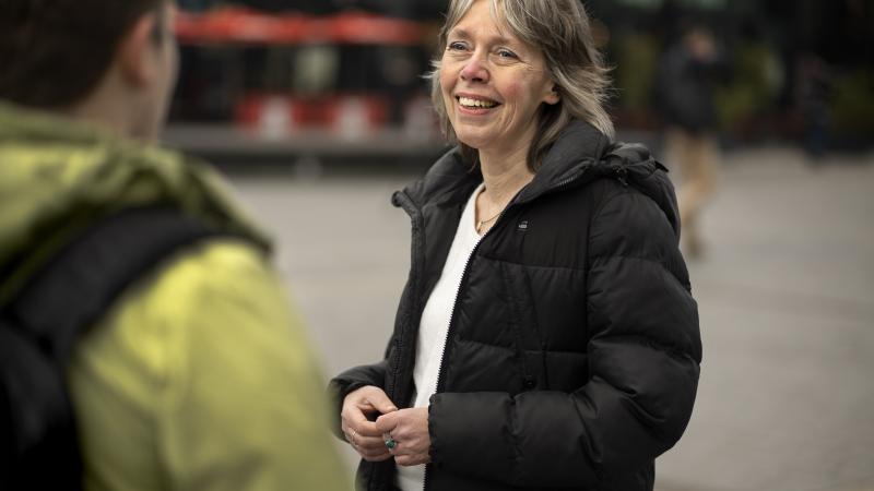 Jeanet staat op straat en praat met iemand