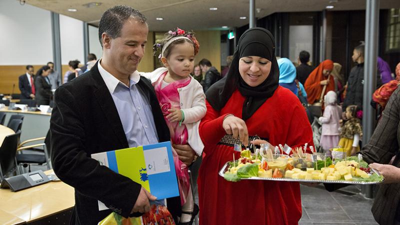 Mansour met vrouw en dochter in het oude Raadhuis van de gemeente Leidschendam