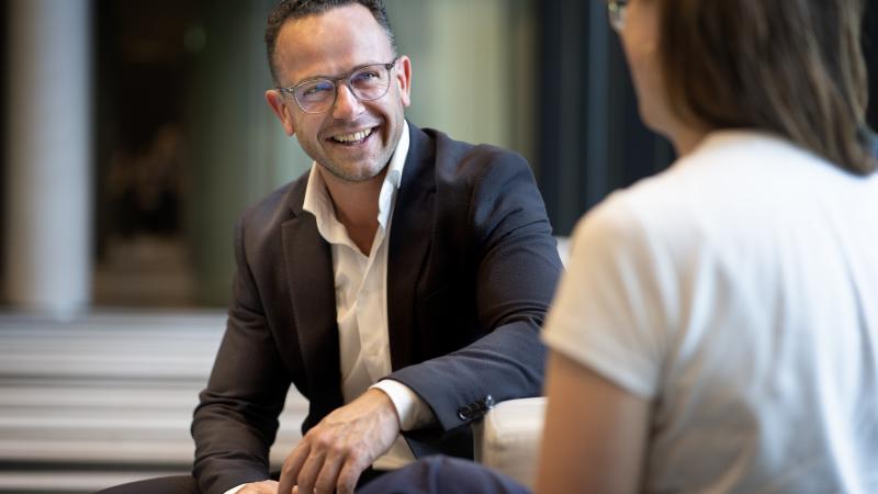 Talander in gesprek met een collega